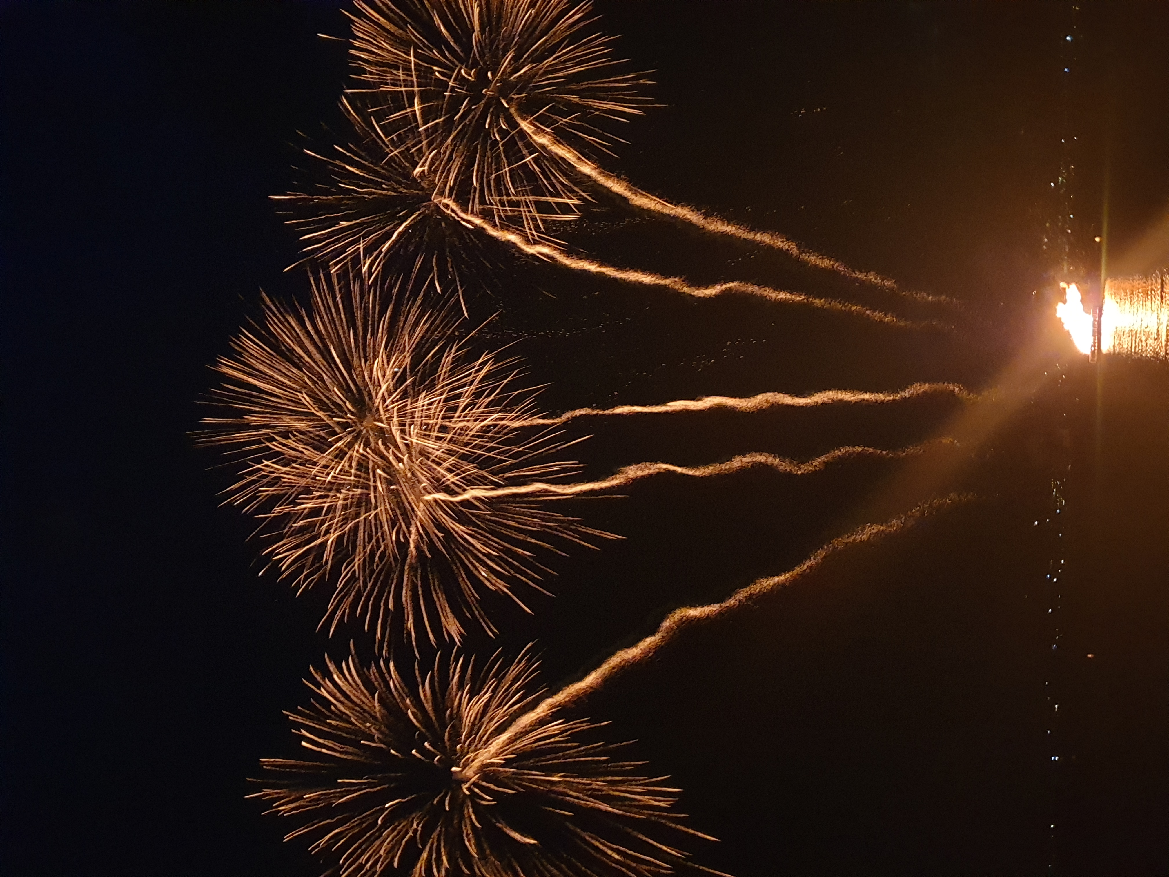 feux d'artifice jaunes à Chevroux, canton de Vaud, en Suisse